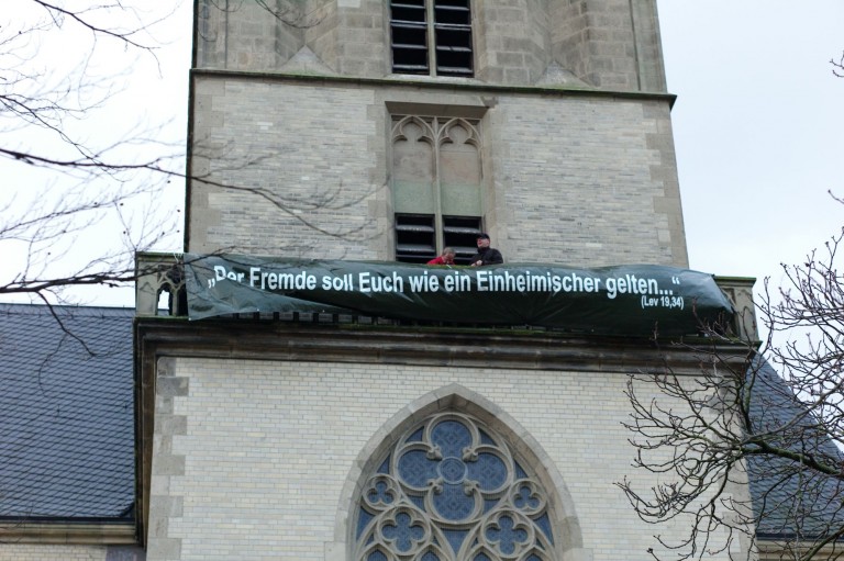 Willkommenskultur lebt auf – Stadtbevölkerung zeigt AfD die rote Karte mit kunterbunter #paderdemo