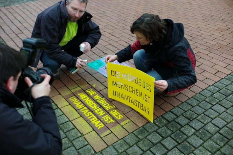 Am Rathaus ein Ausrufezeichen setzen, wenn die AfD demonstriert: Grundgesetz Artikel 1 plus Stadtwappen