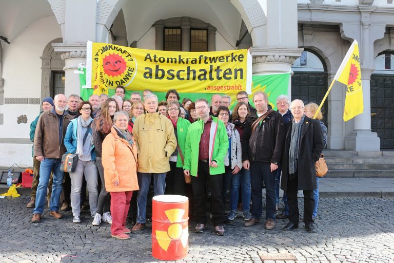 Montag, Jetzt ! – Fukushima-Mahnwache vor dem Rathaus fordert schnelleren Ausstieg aus der Atomwirtschaft