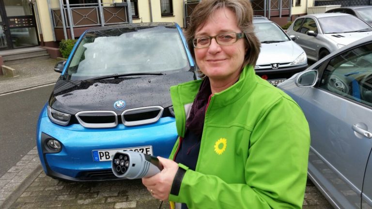 Bitte jetzt in der Zukunft Platz nehmen! Grüne Altenbeken präsentieren 20 E-Autos, Motorräder und Roller