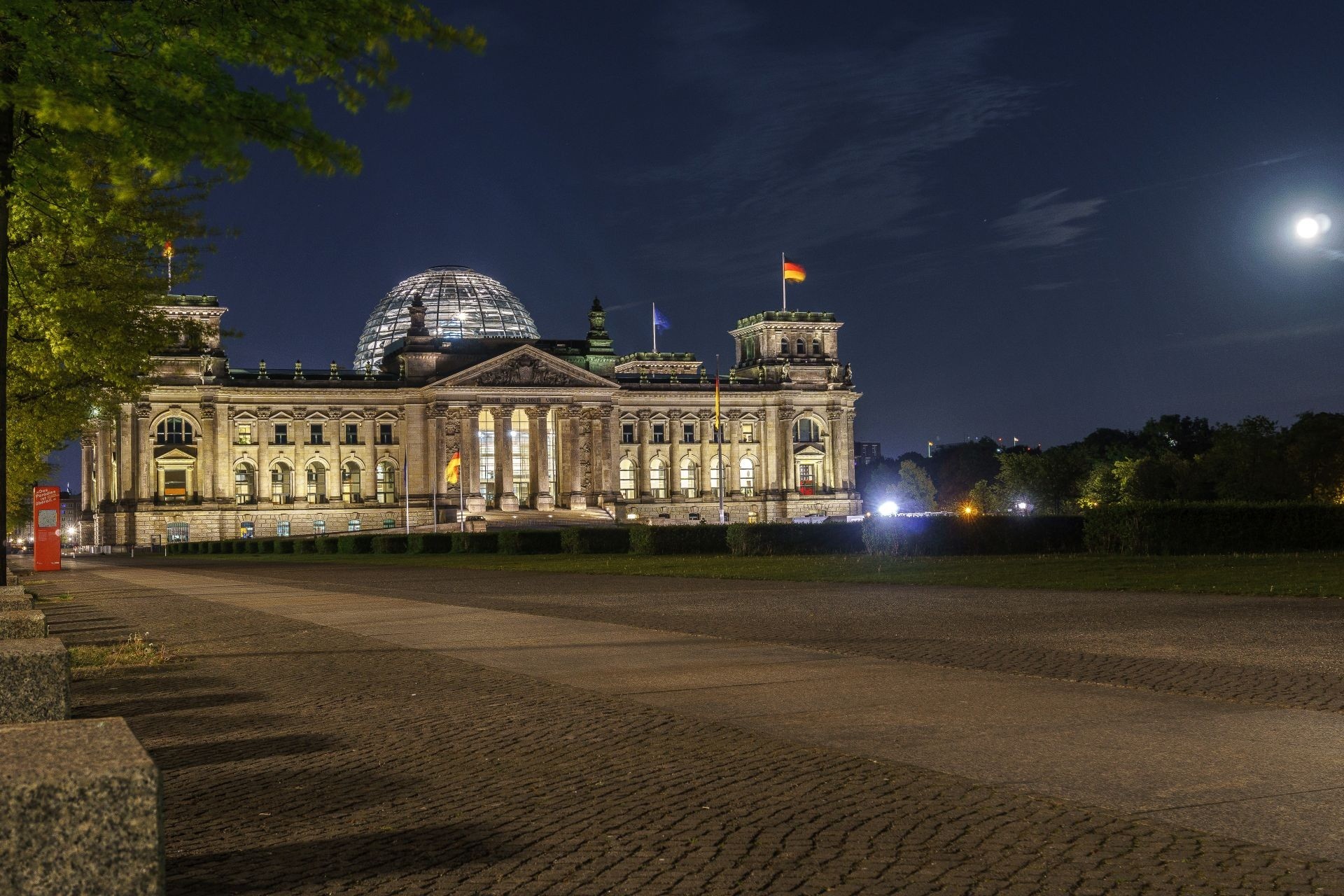 der Bundestag bei Nacht