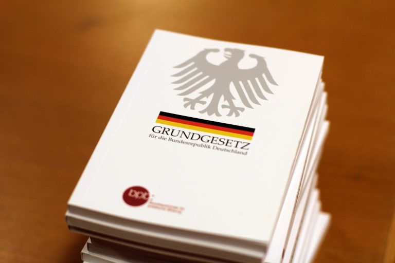 Herzlichen Glückwunsch, Grundgesetz – Ein Kommentar von Norika Creuzmann