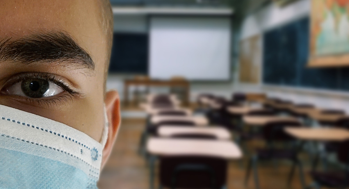 Raum in einer Schule mit Teilgesicht + Maske