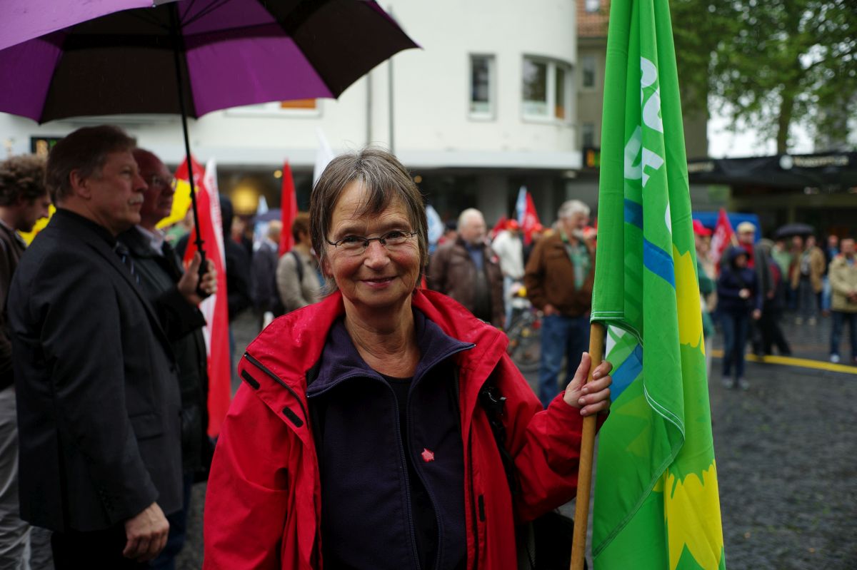 Brigitte Tretow-Hardt mit Grüner Fahne auf 1. Mai Demo