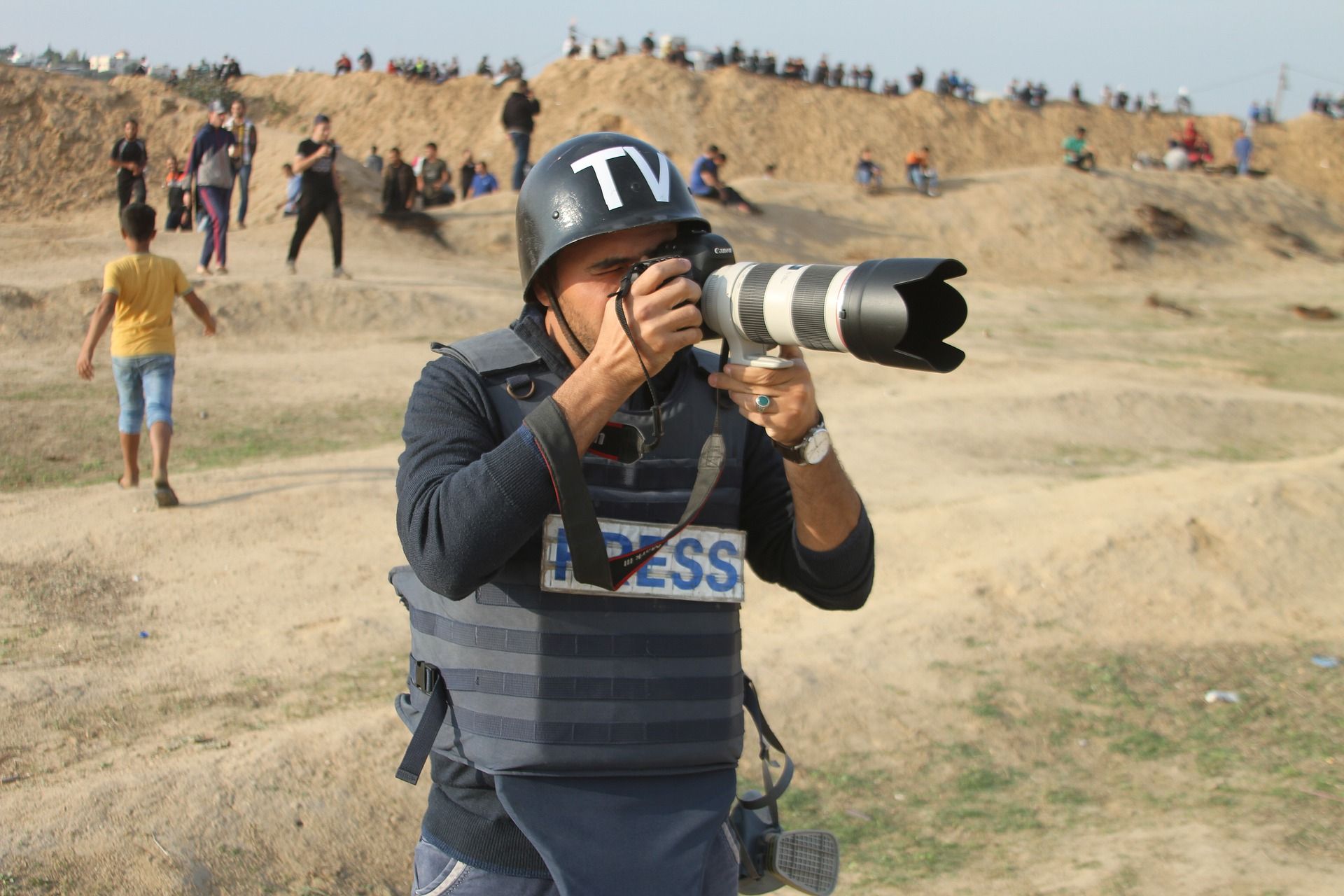 Kameramann mit Kamera im Kriegsgebiet
