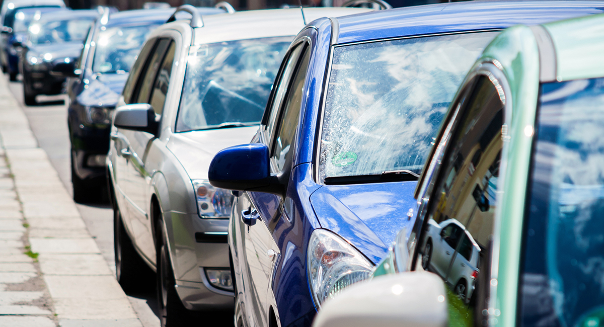 Autos stehen am Straßenrand im Stau