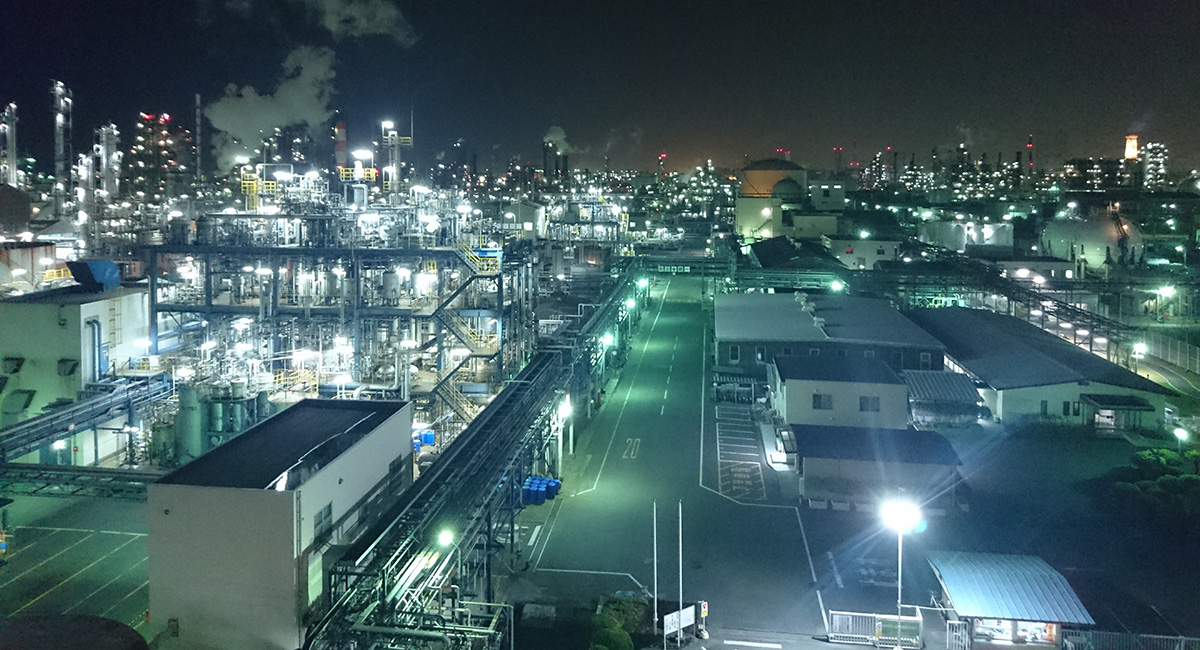 Hell erleuchtetes Industriegebiet in der Nacht