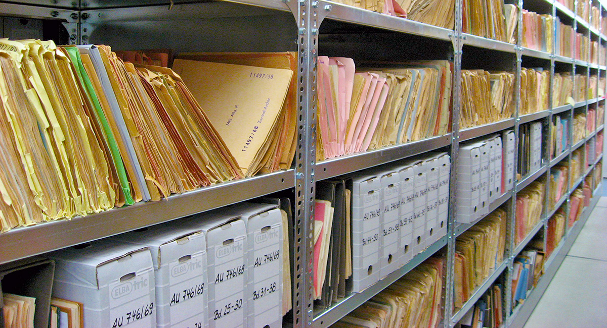 Viele Aktenmappen in einem Archiv.