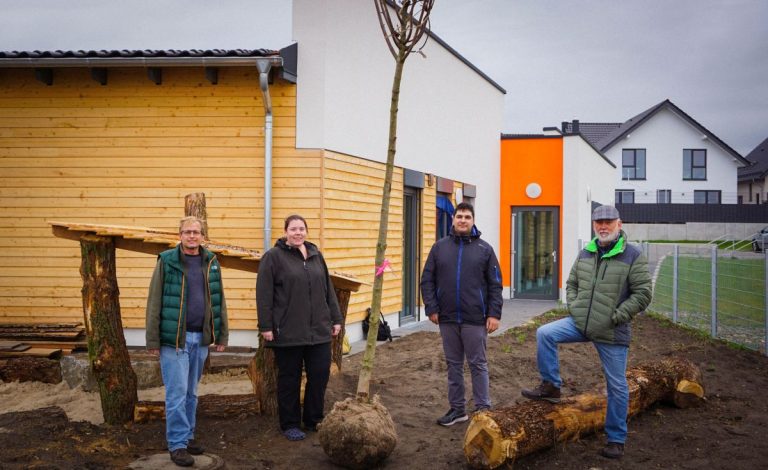 Grüne spenden Kindern in der Springbach-Kita einen Kastanienbaum