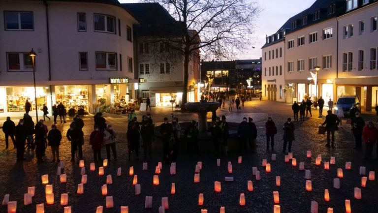 Mahnwache für 189 Corona-Tote auf dem Paderborner Rathausplatz