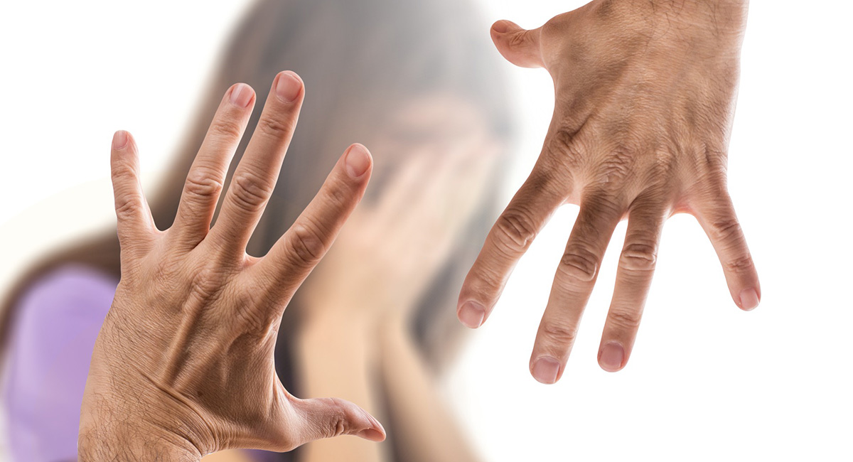 Männerhände greifen nach einer Frau, die sich schützend ihre Hände vor ihr Gesicht hält.