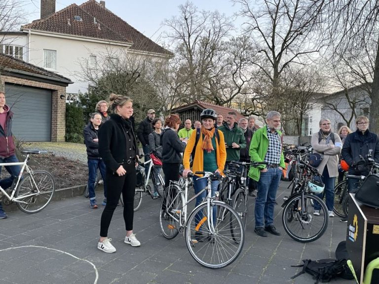 „Wo ein Wille ist, ist auch ein Radweg“ – Mit Mona Neubaur an der Spitze radeln Radinitativen den Dörener Weg