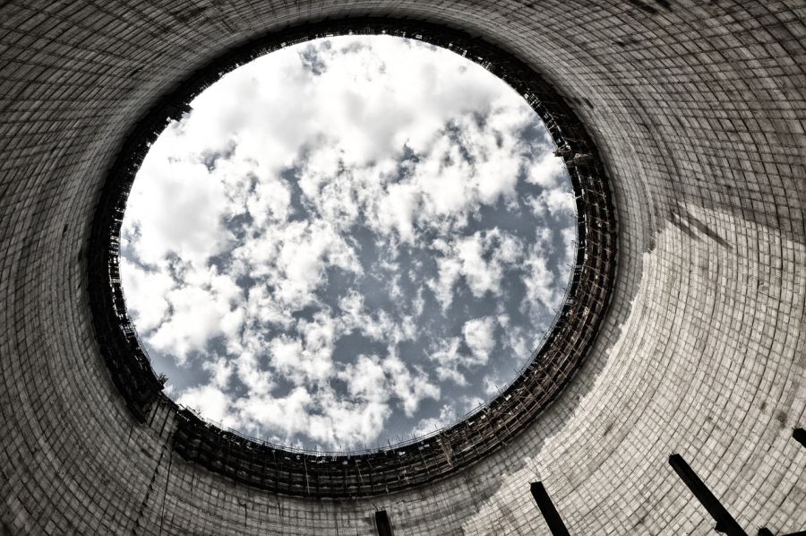 Blick aus einen kühlturm in den offenen himmeln den