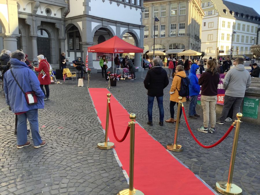 ein roter teppich für die frauenrechte - kundgebung vor dem rathaus paderborn