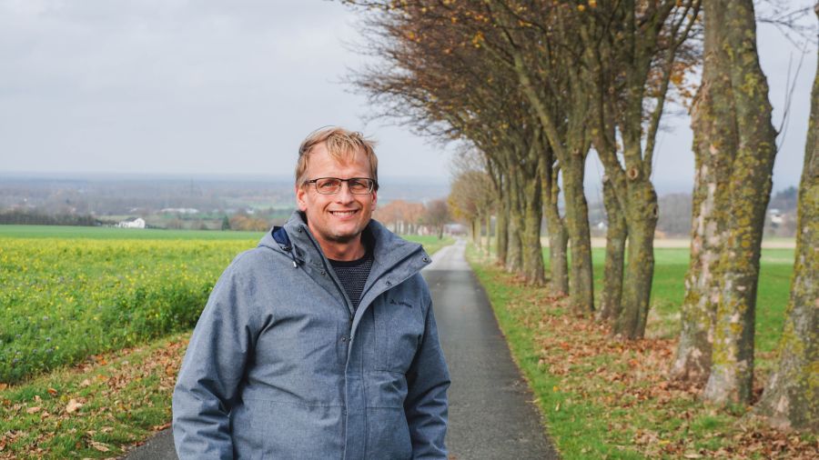 Ulli Möhl, links Feld und rechts eine Baumreihe