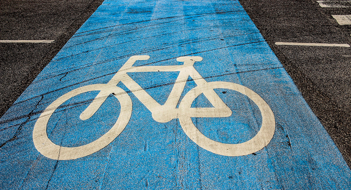 Eine blau eingefärbter Radweg mit einem Fahrradpiktogramm.