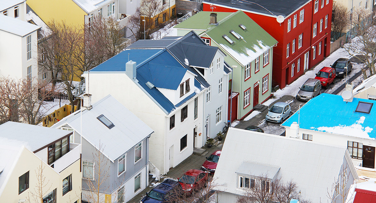 Stadtansicht aus der Vogelperspektive mit teilweise verschneiten Dächern.