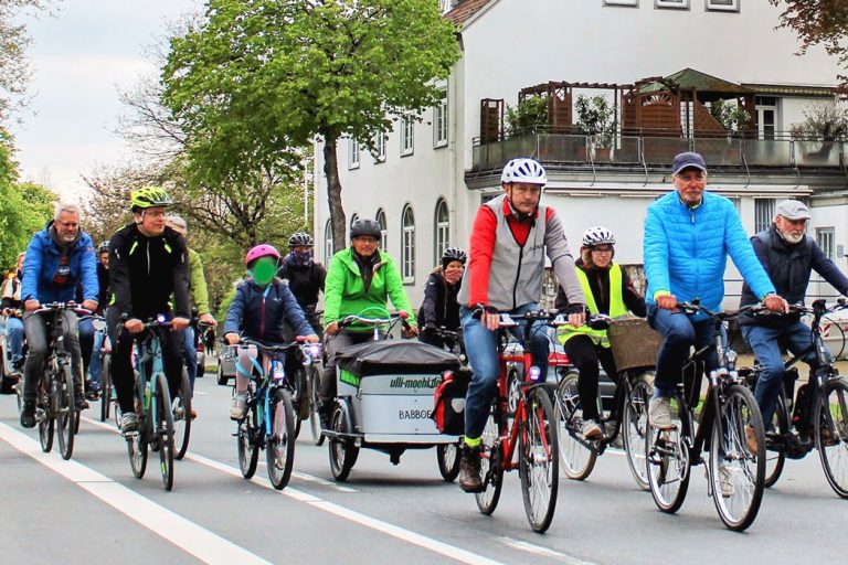 Vergnügliche Familien-Fahrrad-Demo rollt durch Paderborn