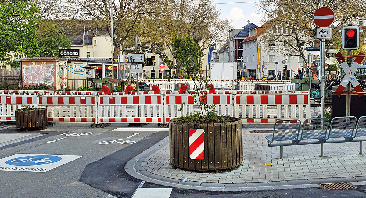 Durch Schrankenzäune abgesperrter Bahnübergang am Rosentor.