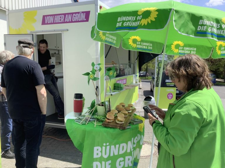Vegane Reibeküchlein und Grützvurst – Grünes Bio-Burgermobil macht Station in Paderborn und Hövelhof