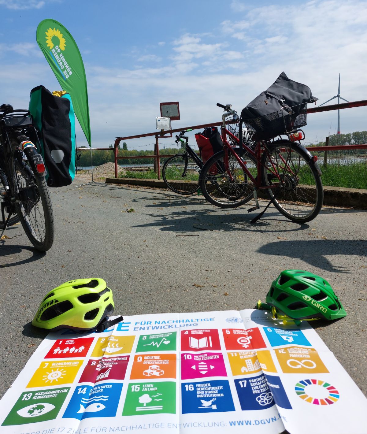 Nachhaltigkeitsziele auf einem Plakat mit Rädern im HIntergrund