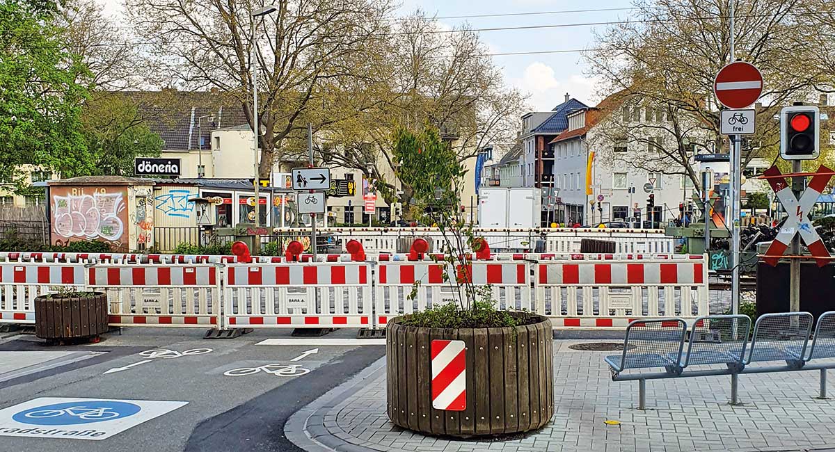 Abgesperrter Bahnübergang am Paderborner Rosentor.