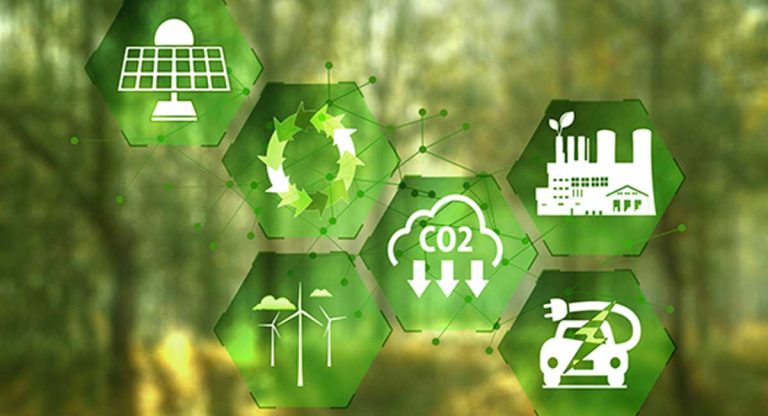 Icons für diverse Techniken aus dem Umfeld der erneuerbaren Energie vor einem verschwommenen Waldhintergrund.