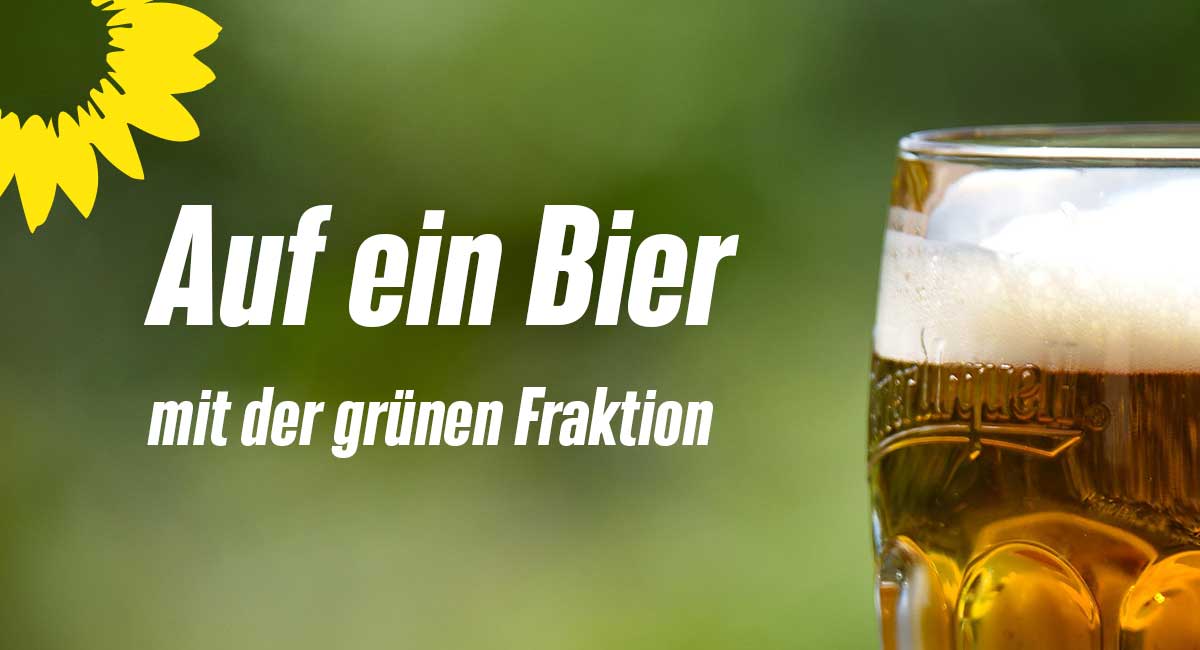 Ein gefülltes Bierglas im Anschnitt vor einem grünen Hintergrund und dem Sonnenblumenlogo mit dem Slogan: Auf ein Bier mit der grünen Fraktion.