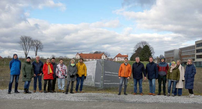 Grüne Ratsmitglieder sowie Mitglieder der Baugemeinschaft Helene Lange auf dem Alanbrooke-Gelände.