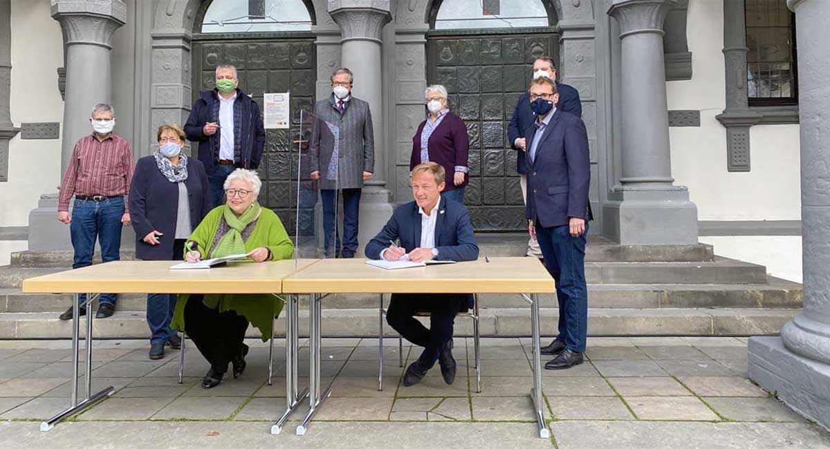 Bild Unterzeichnung des Koalitionsvertrages vor dem Rathaus in Paderborn (mit Coronamasken und Abstand)