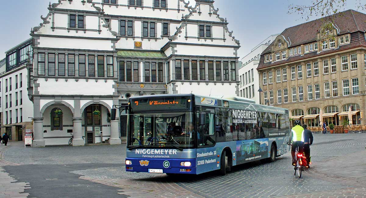 Ein Padersprinter-Bus, der über den Paderborner Rathausplatz fährt.