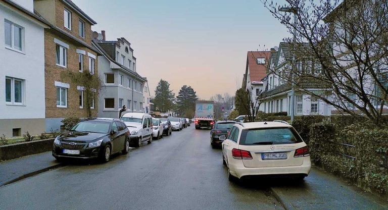 Zugeparkt und nicht sicher: Grüne fordern Maßnahmen für den Weierstraßweg