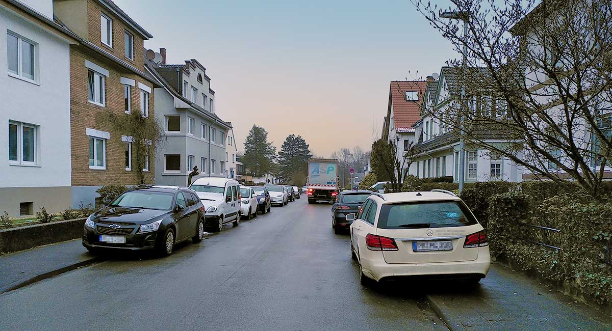 Viele Autos, die entlang des Weierstraßweges des Gehweg zuparken.