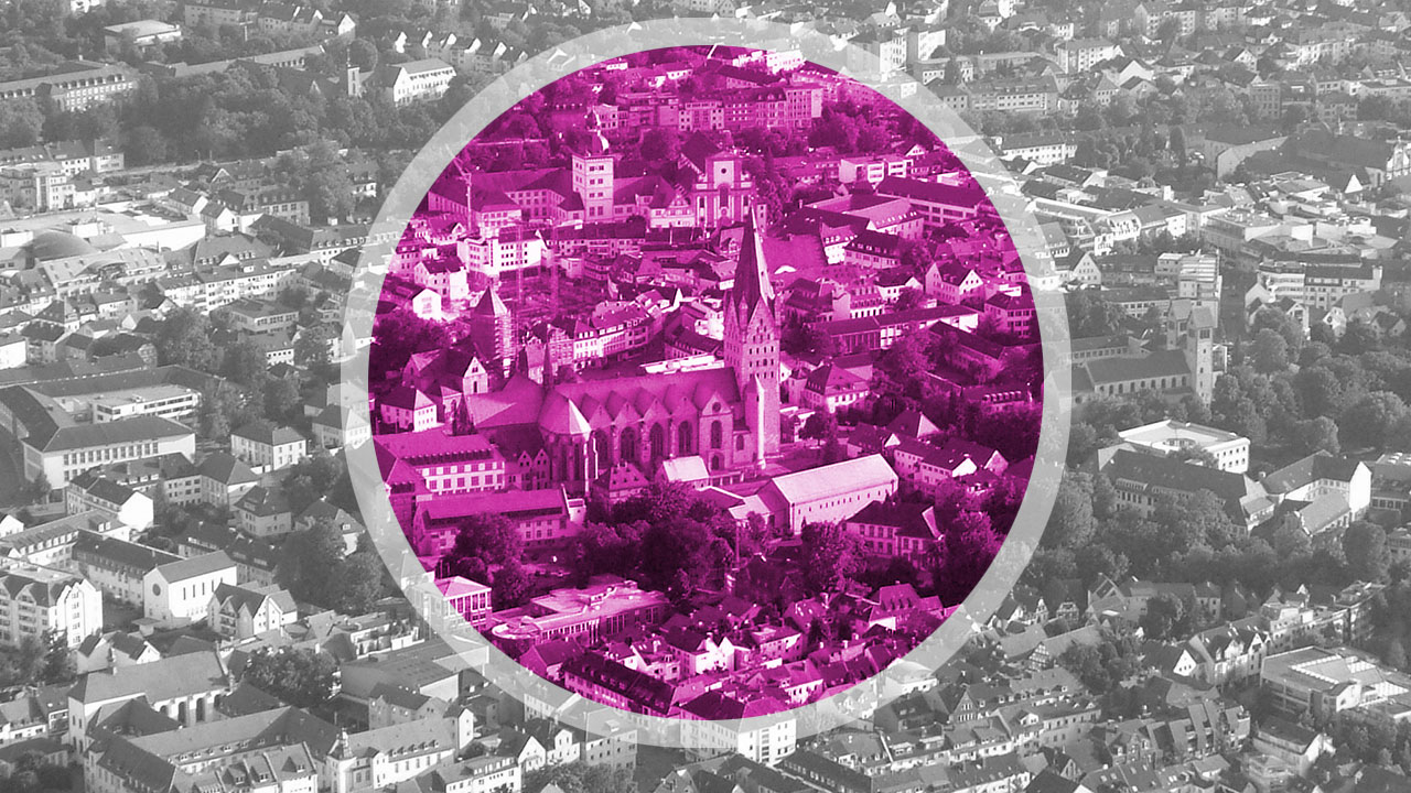 Luftbildaufnahme von Paderborn mit einem in Magenta eingefärbten Bereich der Kernstadt.