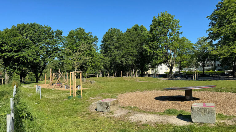 Ein Spielplatz im vollen Sonnenlicht ohne Schatten.