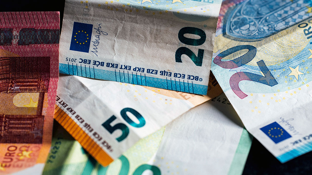 Wild übereinander liegende Euro-Geldscheine.