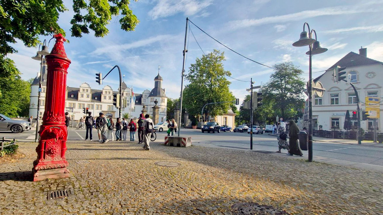 Belebte Kreuzung vor dem Schloß in Schloß Neuhaus.