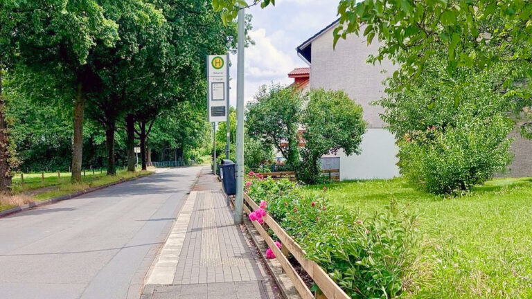 Sitzplätze an der Haltestelle Dirksfeld in Sande dringend erforderlich 