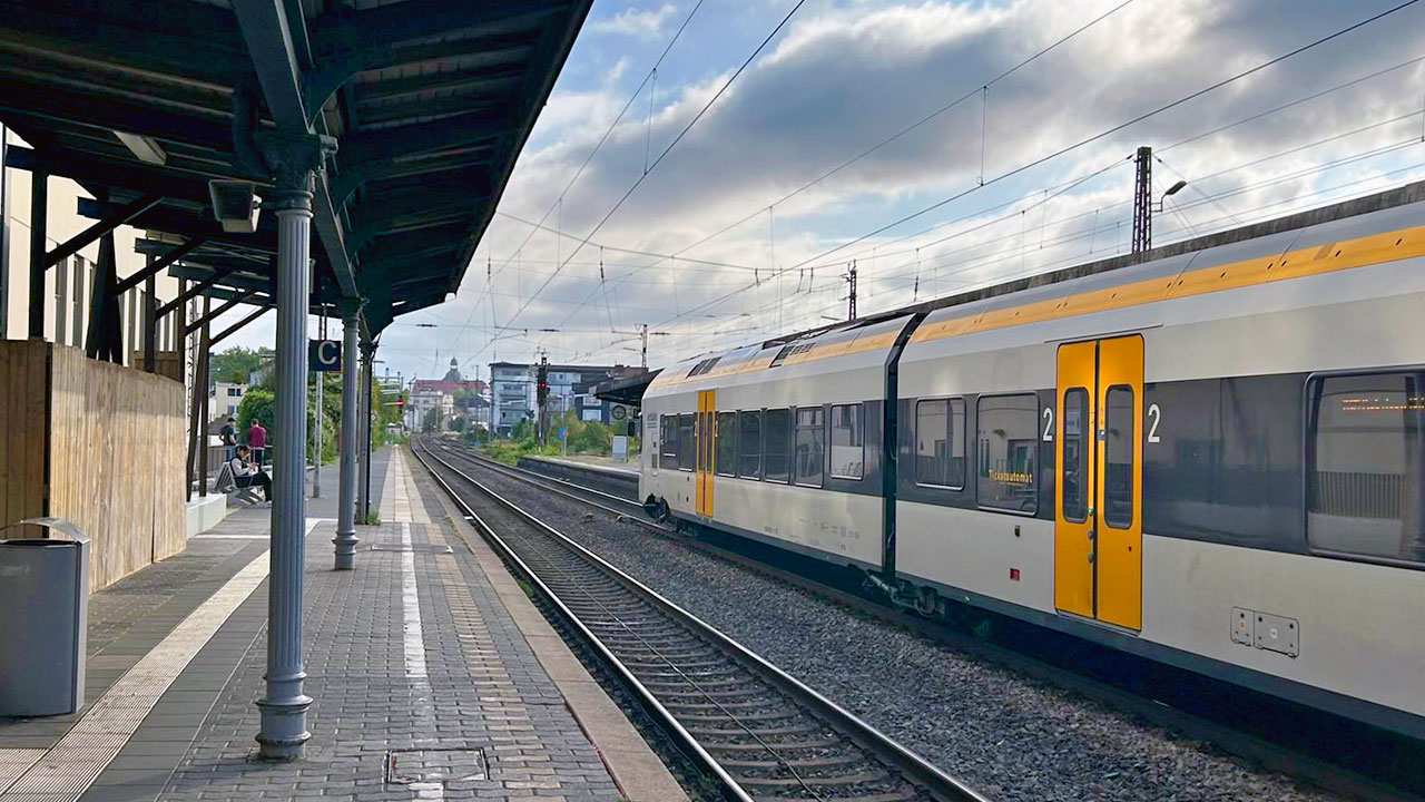 Ein weiß-gelber Zug im Paderborner Hauptbahnhof.