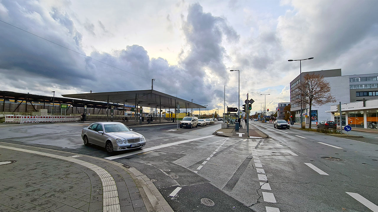 Vorplatz des Paderborner Hauptbahnhofs.
