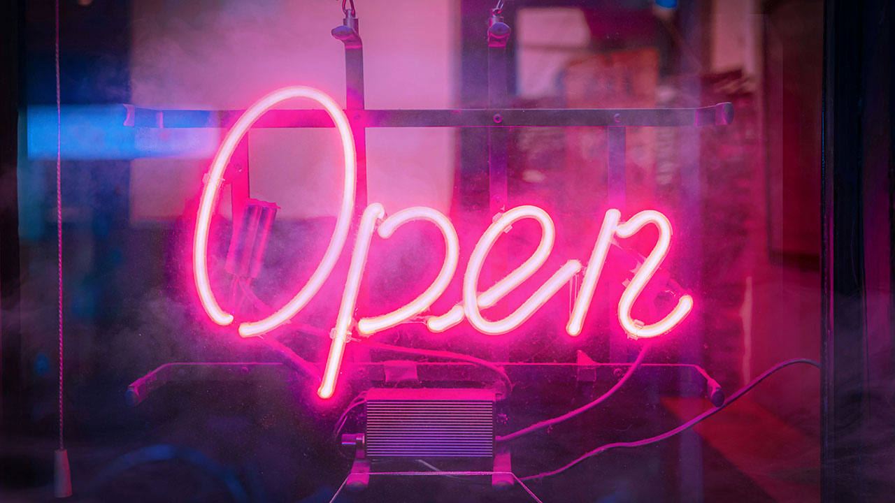 Eine Neonleuchtschrift, die das Wort „Open“ zeigt.