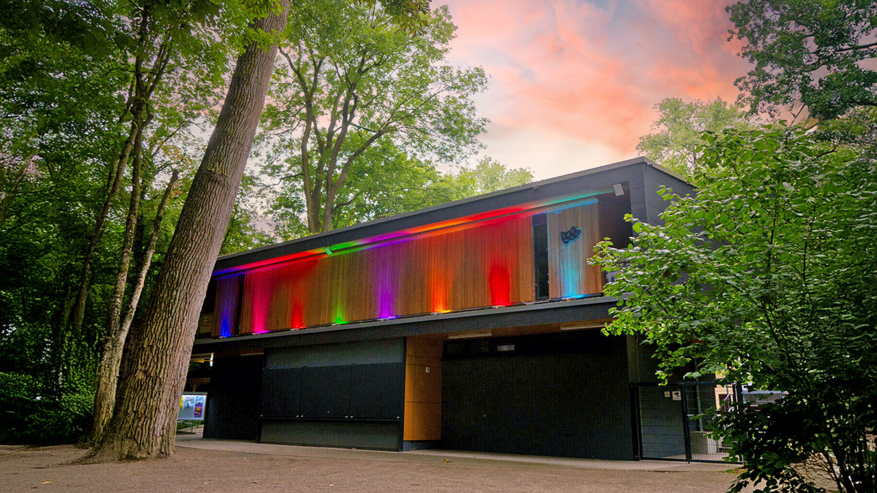 Bunt ausgeleuchtete Freilichtbühne in Schloss Neuhaus.