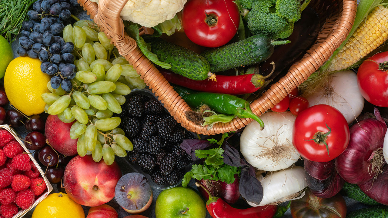 Frische und gesunde Lebensmittel in einem Korb.