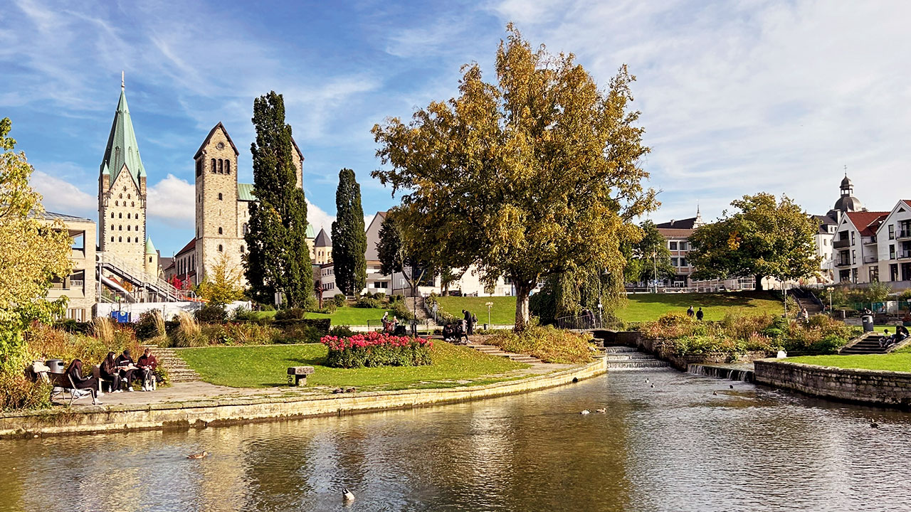 Paderquellgebiet mit Dom und Abdinghof-Kirche im Hintergrund.
