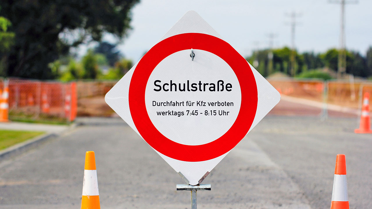 Ein Durchfahrt-verboten-Schild mit der Aufschrift „Schulstraße“.