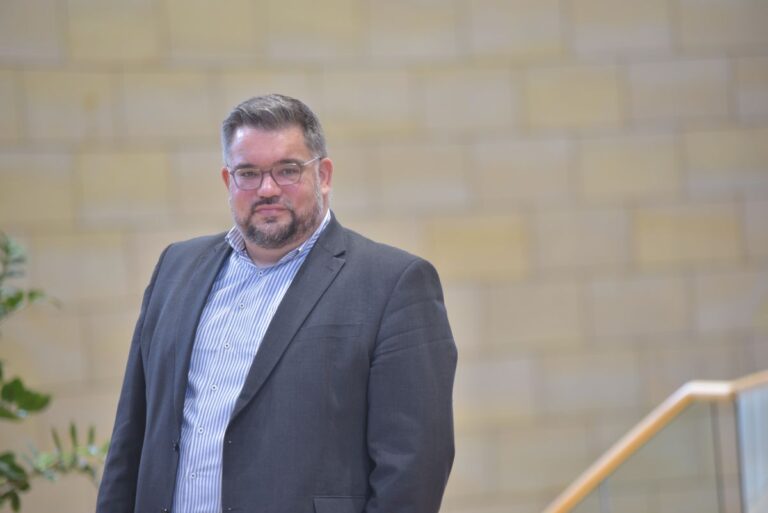 Eine Stunde für Demokratie  am Arbeitsplatz – Mit Benjamin Rauer MdL, Andreas Steins (EVG) und GewerkschaftsGRÜN