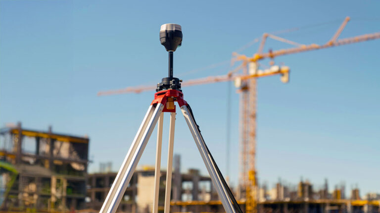 Ein Vermessungsgerät auf einer Baustelle.