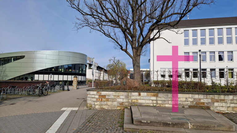 Pink eingefärbtes Kreuz am ehemaligen Standort des Rktus-Kreuzes am Paderborner Gierstor.