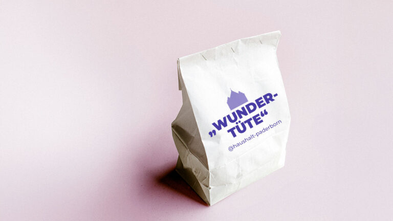 Eine Papiertüte mit der Aufschrift „Wundertüte“ @haushalt-paderborn