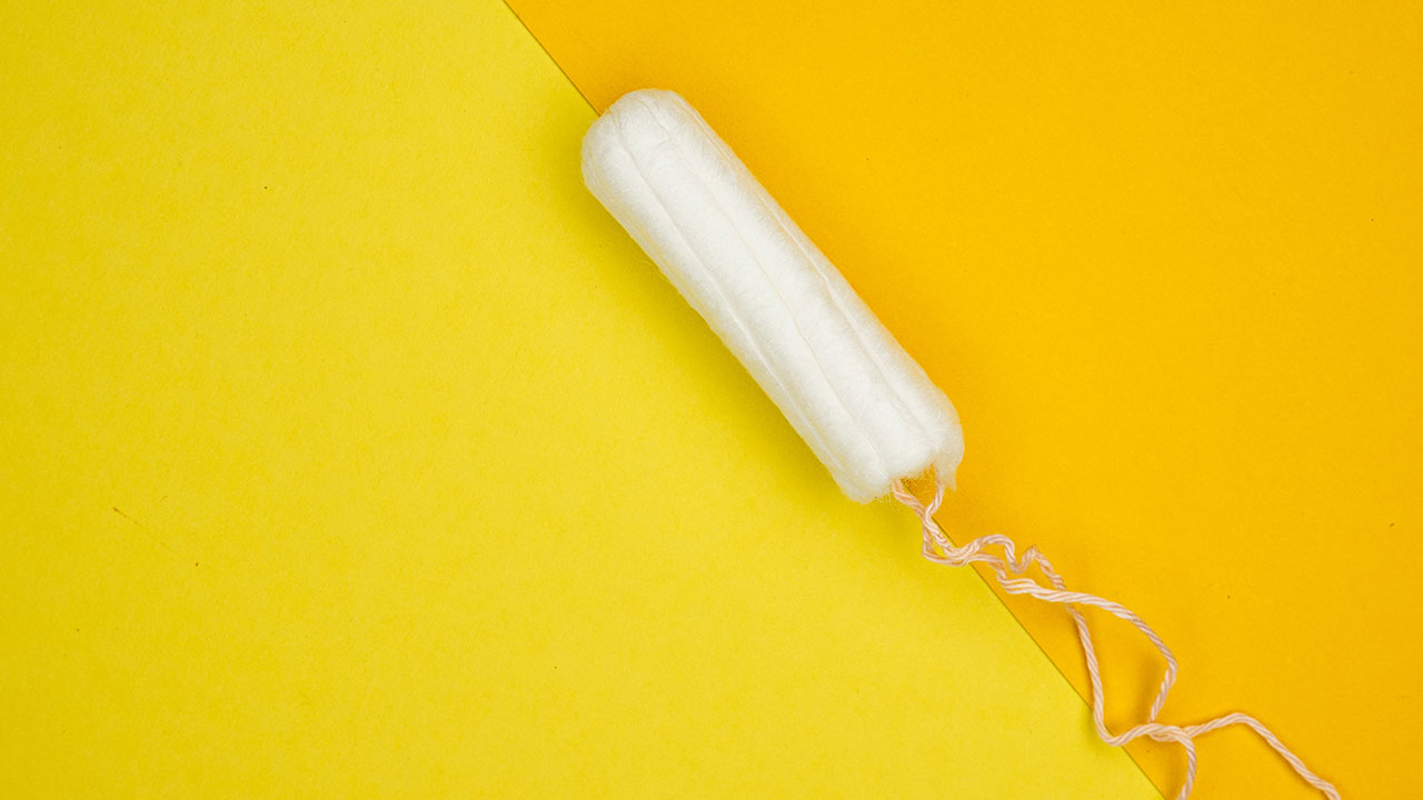 Tampon auf einem gelben Hintergrund.
